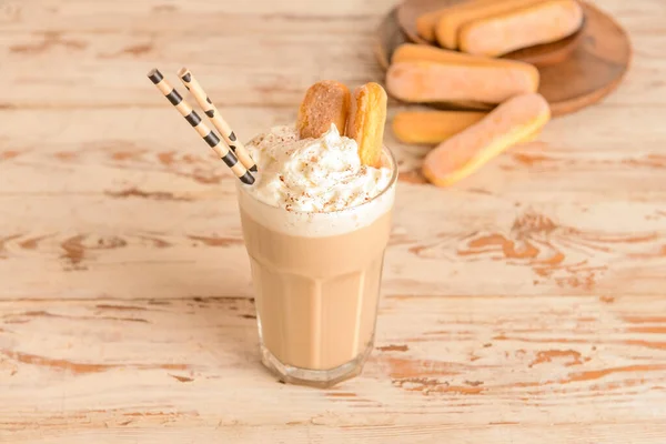 Ποτήρι Νόστιμο Tiramisu Latte Ξύλινο Φόντο — Φωτογραφία Αρχείου