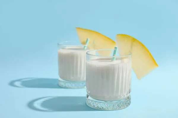 Glasses Tasty Melon Milkshake Color Background — Stock Photo, Image