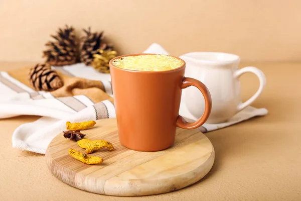 Tasse Gesunde Kurkuma Latte Mit Sternanis Auf Farbigem Hintergrund — Stockfoto