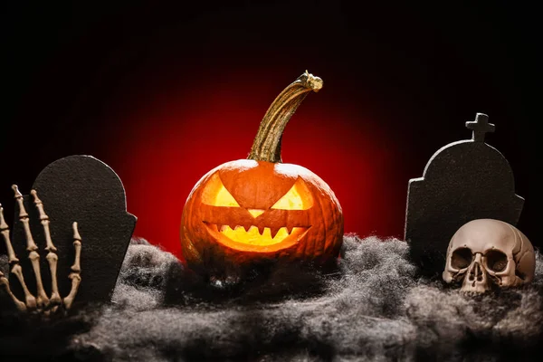Abóbora Esculpida Para Halloween Crânio Lápides Fundo Escuro — Fotografia de Stock