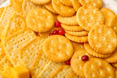 Yabanmersinli çıtır krakerler, yakın plan.