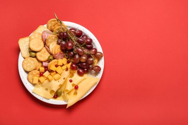 Renkli arkaplanda çıtır kraker ve peynir tabağı