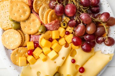 Çıtır kraker ve peynir tabağı, yakın plan.