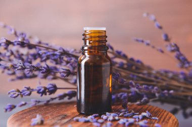 Masada bir şişe lavanta yağı var.