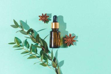 Renk arkaplanına bir şişe gerekli yağ