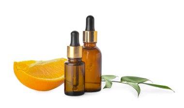 Beyaz arka planda gerekli yağ şişeleri