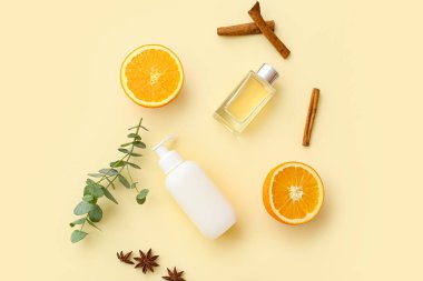 Renkli arka planda bir şişe kozmetik ürünü ve parfüm