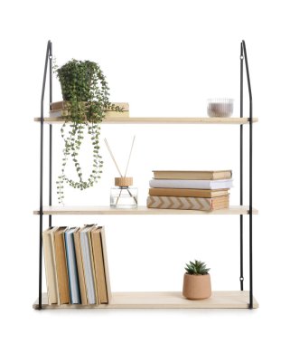 Beyaz arkaplanlı ahşap kitap rafı