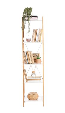 Beyaz arkaplanda dekor olan modern kitaplık