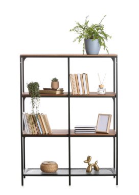 Beyaz arkaplanda dekoru olan siyah tahta kitaplık