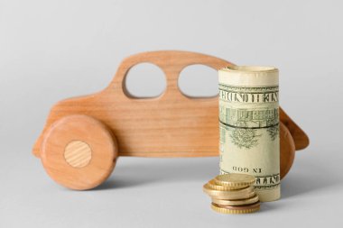 Hafif arka planda paralı ahşap bir araba