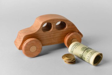 Hafif arka planda paralı ahşap bir araba