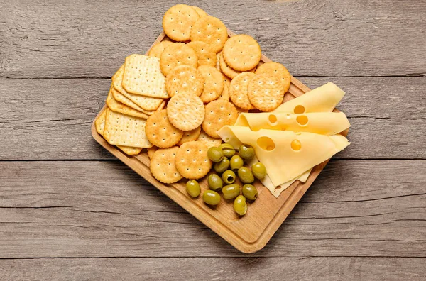 Bandeja Con Galletas Crujientes Queso Sobre Fondo Madera —  Fotos de Stock