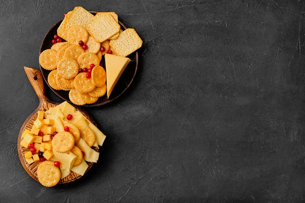 Crunchy Crackers Cheese Dark Background — Stock Photo, Image
