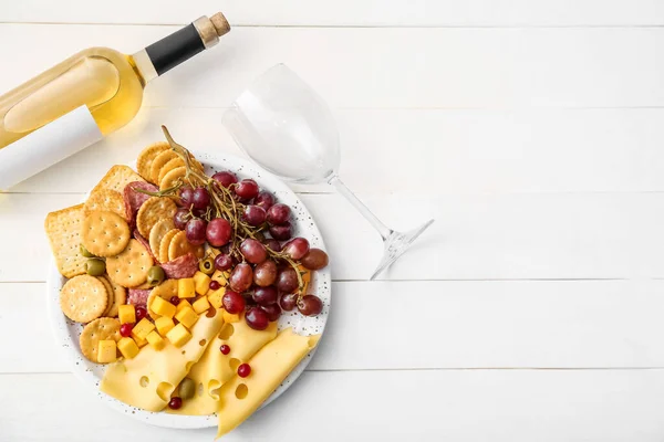 Bandeja Con Galletas Crujientes Queso Botella Vino Sobre Fondo Madera —  Fotos de Stock