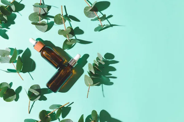 Botellas Aceite Esencial Eucalipto Saludable Sobre Fondo Color —  Fotos de Stock