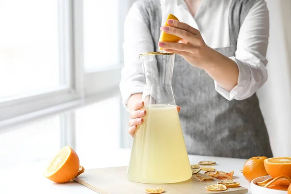Woman Making Fresh Citrus Juice Table Kitchen — Stock Photo, Image