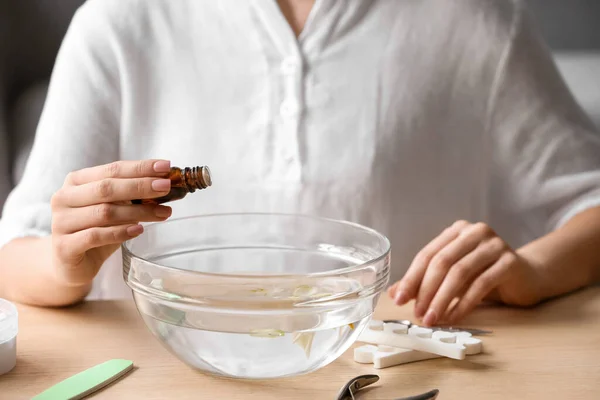 Manicure Master Adding Essential Oil Water Bowl Table — Stock Photo, Image