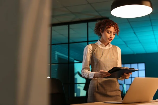 Belle Femme Affaires Avec Presse Papiers Travaillant Dans Bureau Nuit — Photo