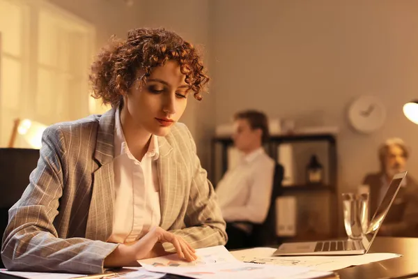 Jeune Femme Affaires Travaillant Avec Des Documents Bureau Nuit — Photo