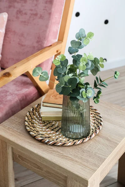 Vase Mit Eukalyptuszweigen Und Büchern Auf Dem Tisch Zimmer — Stockfoto