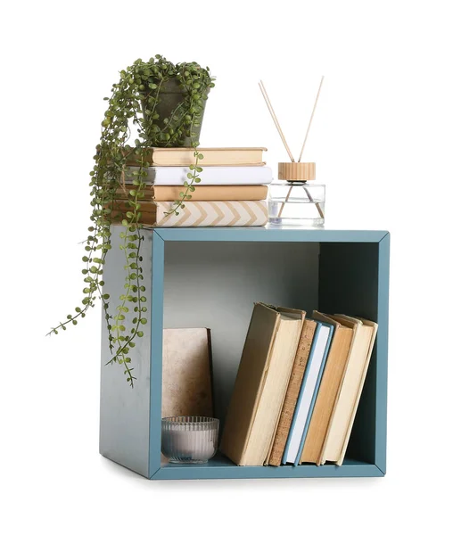 Kleine Blauwe Boekenkast Met Decor Witte Achtergrond — Stockfoto