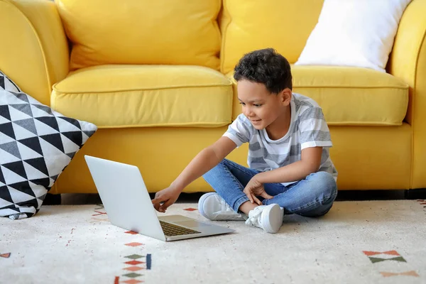 Menino Afro Americano Apontando Para Laptop Enquanto Assiste Desenhos Animados — Fotografia de Stock