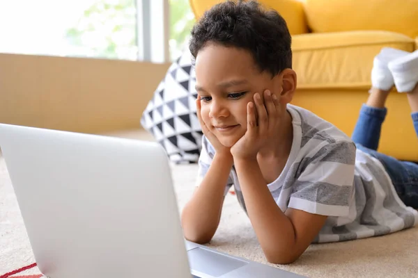 Маленький Афроамериканец Ноутбуком Смотрит Мультики Дома Полу — стоковое фото