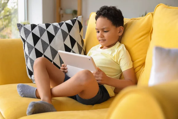 Kleine Afro Amerikaanse Jongen Met Tablet Computer Kijken Cartoons Bank — Stockfoto