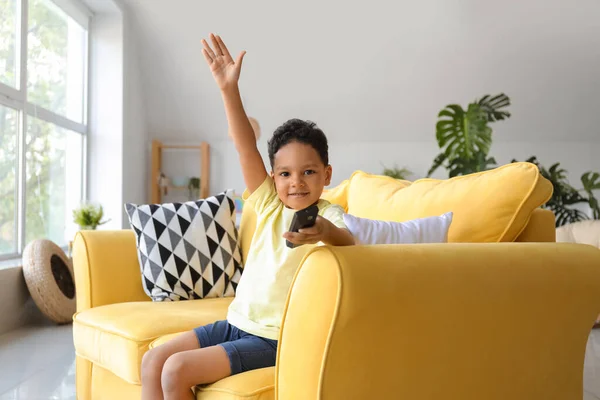 Pequeño Niño Afroamericano Con Control Remoto Televisión Viendo Dibujos Animados — Foto de Stock