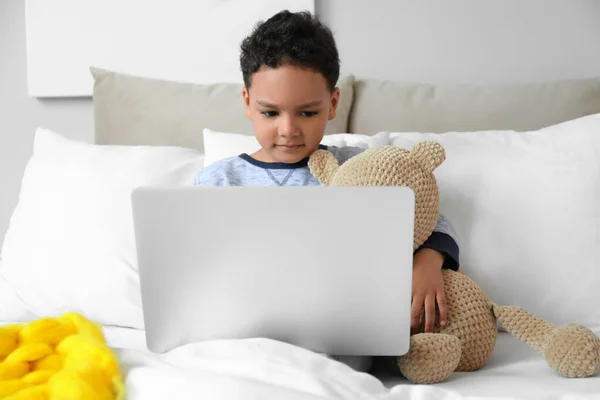 Little African American Boy Laptop Teddy Bear Watching Cartoons Bed — Stock Photo, Image