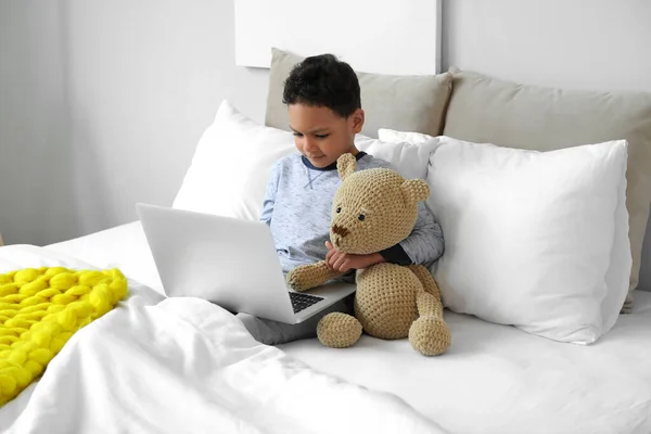 Little African American Boy Laptop Teddy Bear Watching Cartoons Bed — Stock Photo, Image