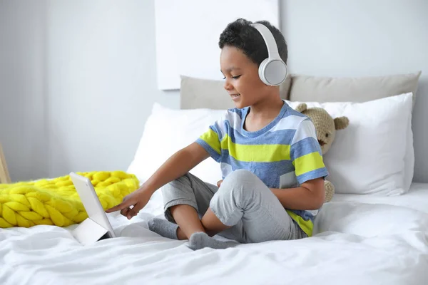 Malý Africko Americký Chlapec Sluchátky Sledující Kreslené Filmy Tabletu Počítače — Stock fotografie