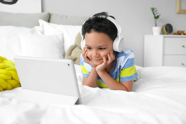 Μικρό Αφροαμερικανό Αγόρι Ακουστικά Βλέποντας Κινούμενα Σχέδια Στον Υπολογιστή Tablet — Φωτογραφία Αρχείου
