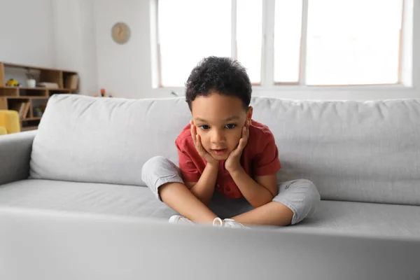 Σοκαρισμένο Μικρό Αφροαμερικανό Αγόρι Βλέποντας Κινούμενα Σχέδια Στο Φορητό Υπολογιστή — Φωτογραφία Αρχείου
