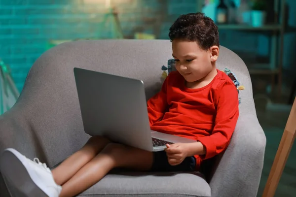 Маленький Афроамериканец Смотрит Мультики Ноутбуке Дома Поздно Вечером — стоковое фото