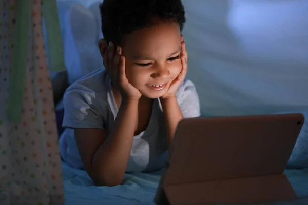 Μικρό Αφροαμερικανό Αγόρι Βλέποντας Κινούμενα Σχέδια Στον Υπολογιστή Tablet Σκηνή — Φωτογραφία Αρχείου