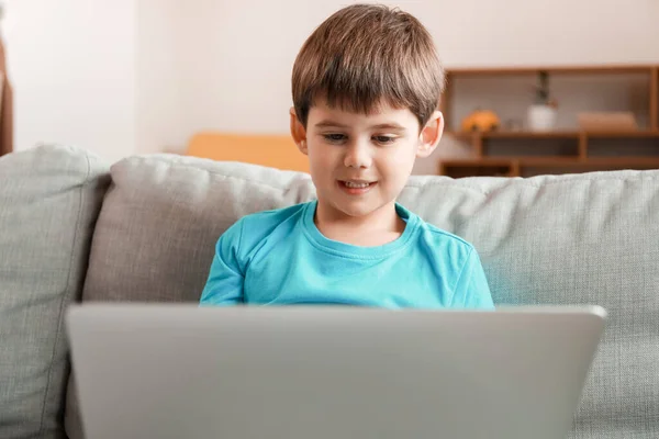 Μικρό Αγόρι Βλέποντας Κινούμενα Σχέδια Στο Φορητό Υπολογιστή Στο Σπίτι — Φωτογραφία Αρχείου