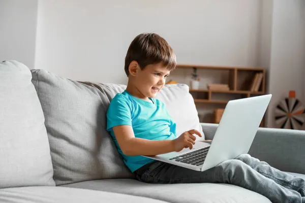 Маленький Мальчик Смотрит Мультики Ноутбуке Дома — стоковое фото