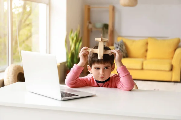 Niño Pequeño Con Avión Madera Viendo Dibujos Animados Mesa —  Fotos de Stock