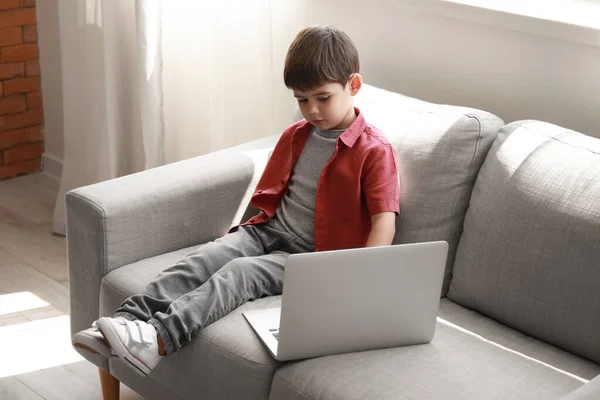 Malý Chlapec Sleduje Kreslené Filmy Notebookem Pohovce Obývacím Pokoji — Stock fotografie