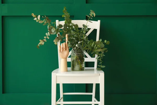 Vaso Com Galhos Eucalipto Mão Madeira Cadeira Perto Parede Verde — Fotografia de Stock