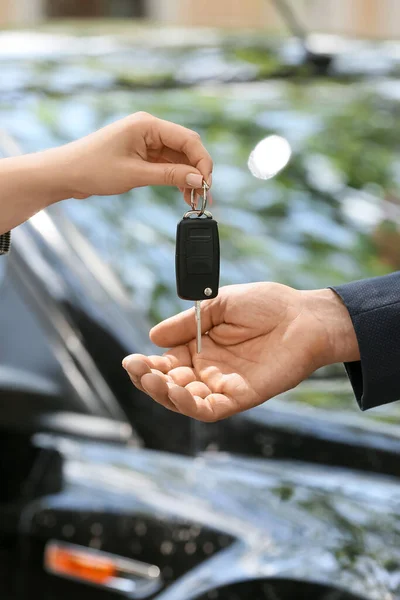 Female Agent Renting Out Car Client Outdoors Closeup — Stock Photo, Image
