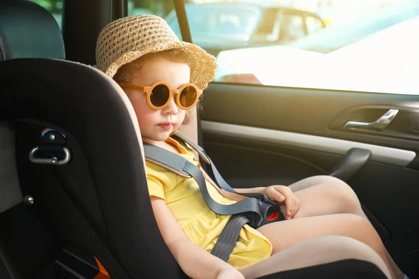 Cute Little Girl Okulary Zapinane Foteliku Bezpieczeństwa Samochodu — Zdjęcie stockowe