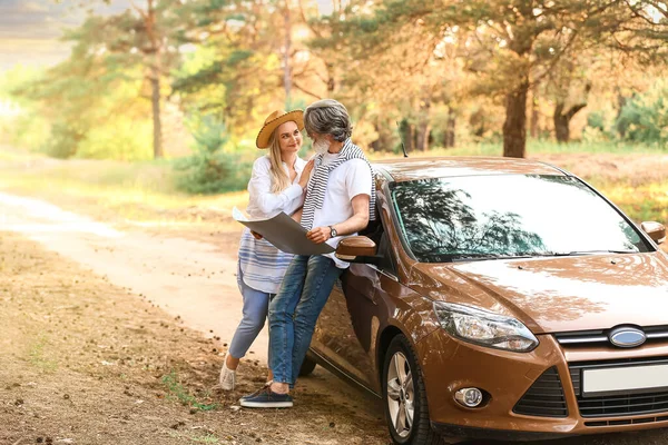 Happy Mature Couple Road Map Car Outdoors — Stock Photo, Image