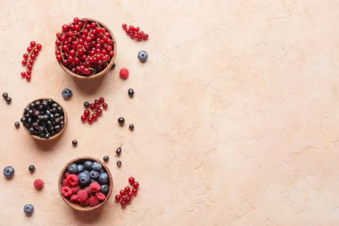 Arka planda farklı olgun böğürtlenli kaseler