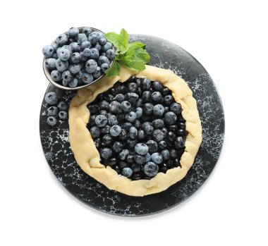 Beyaz arka planda çiğ yaban mersini galeti tabağı