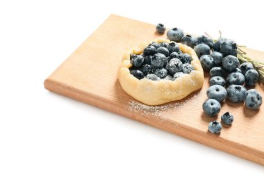 Beyaz zemin üzerinde ham yaban mersini galeti olan tahta