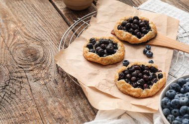 Ahşap arka planda lezzetli yaban mersini galetleriyle şebeke