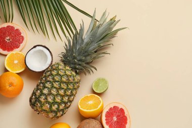 Renkli arkaplanda farklı meyve ve palmiye yaprakları